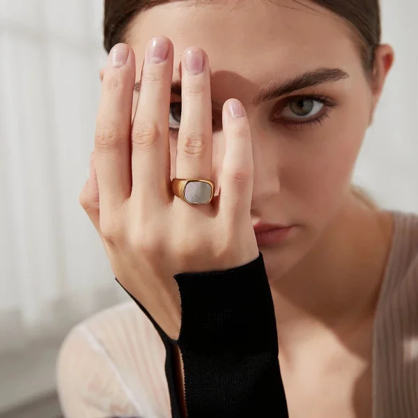 Gold Women Rings in Pakistan