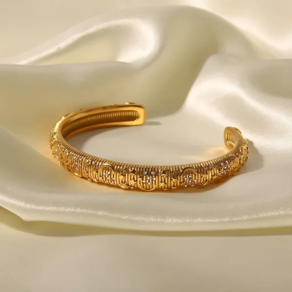 Gold Traditional Bangles in Pakistan